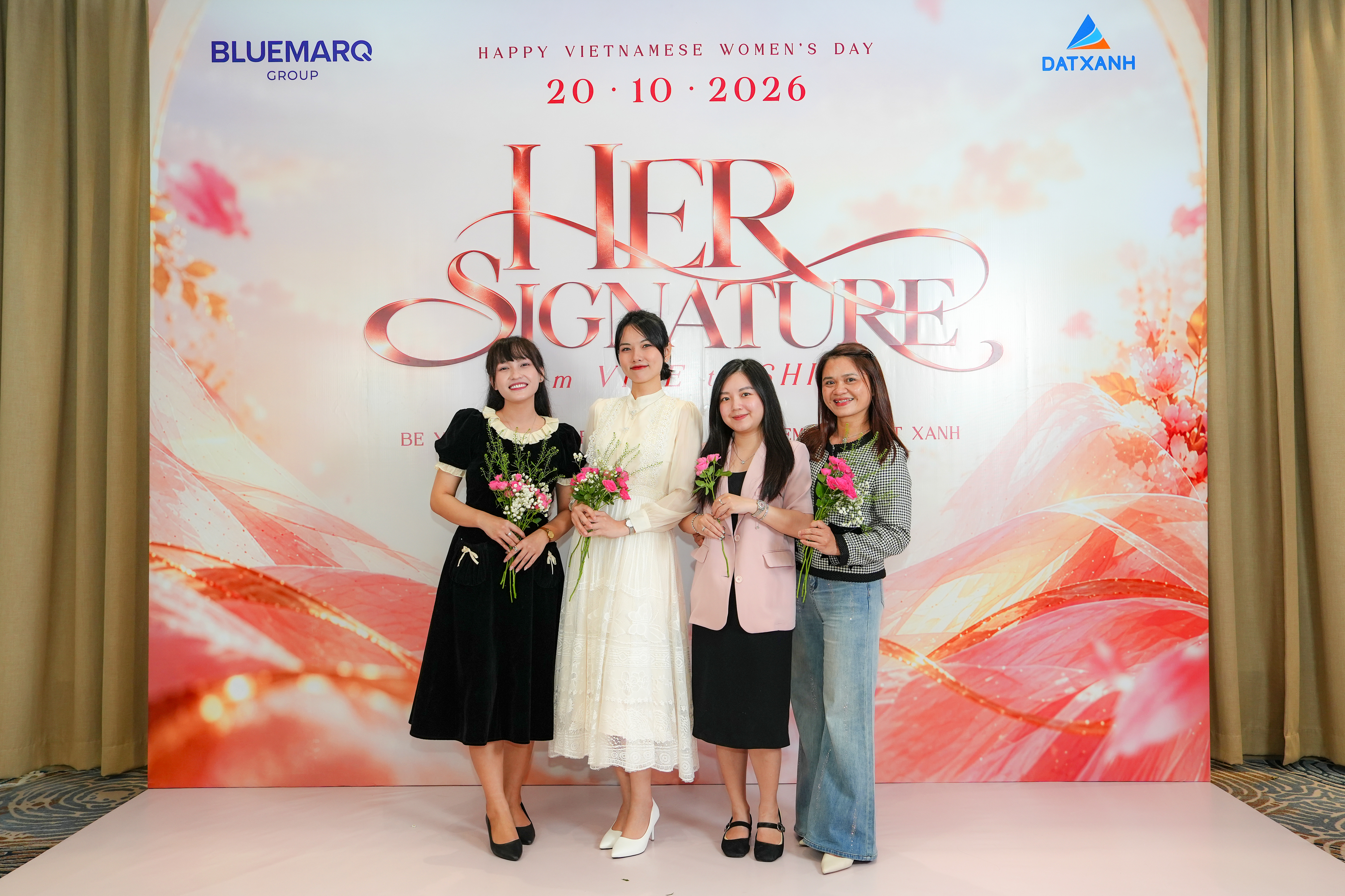 Các nữ CBNV rạng rỡ lưu lại kỷ niệm đẹp tại sự kiện HER SIGNATURE