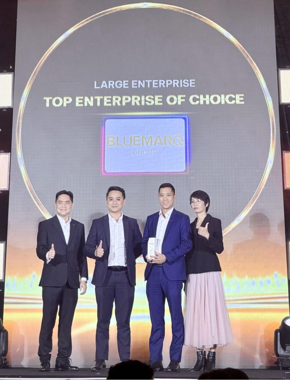 Đại diện BLUEMARQ Group nhận cúp tại lễ vinh danh Doanh nghiệp được yêu thích năm 2026 CareerViet