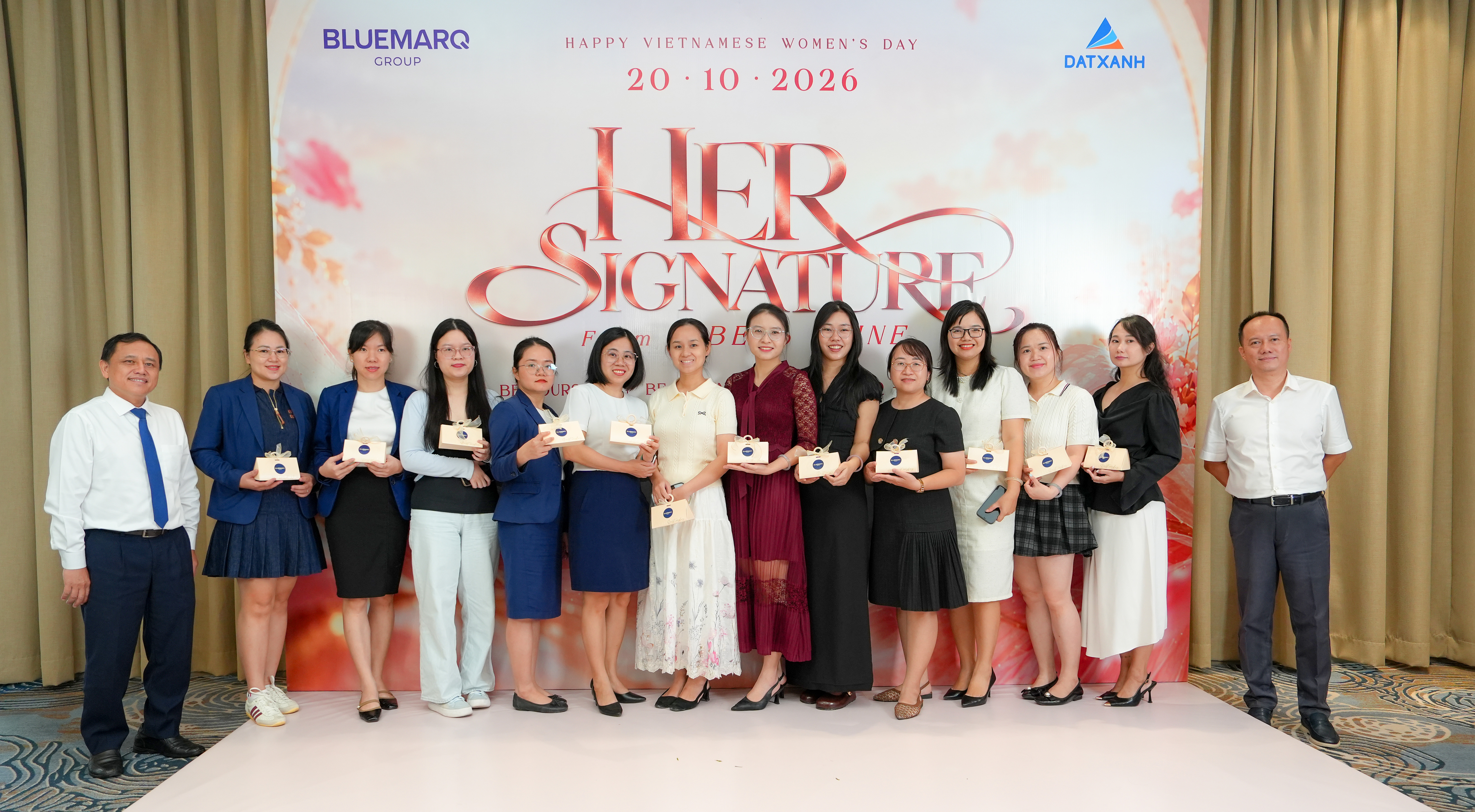 Đại diện ban lãnh đạo chúc mừng và ghi nhận đóng góp của phái đẹp BLUEMARQ Group