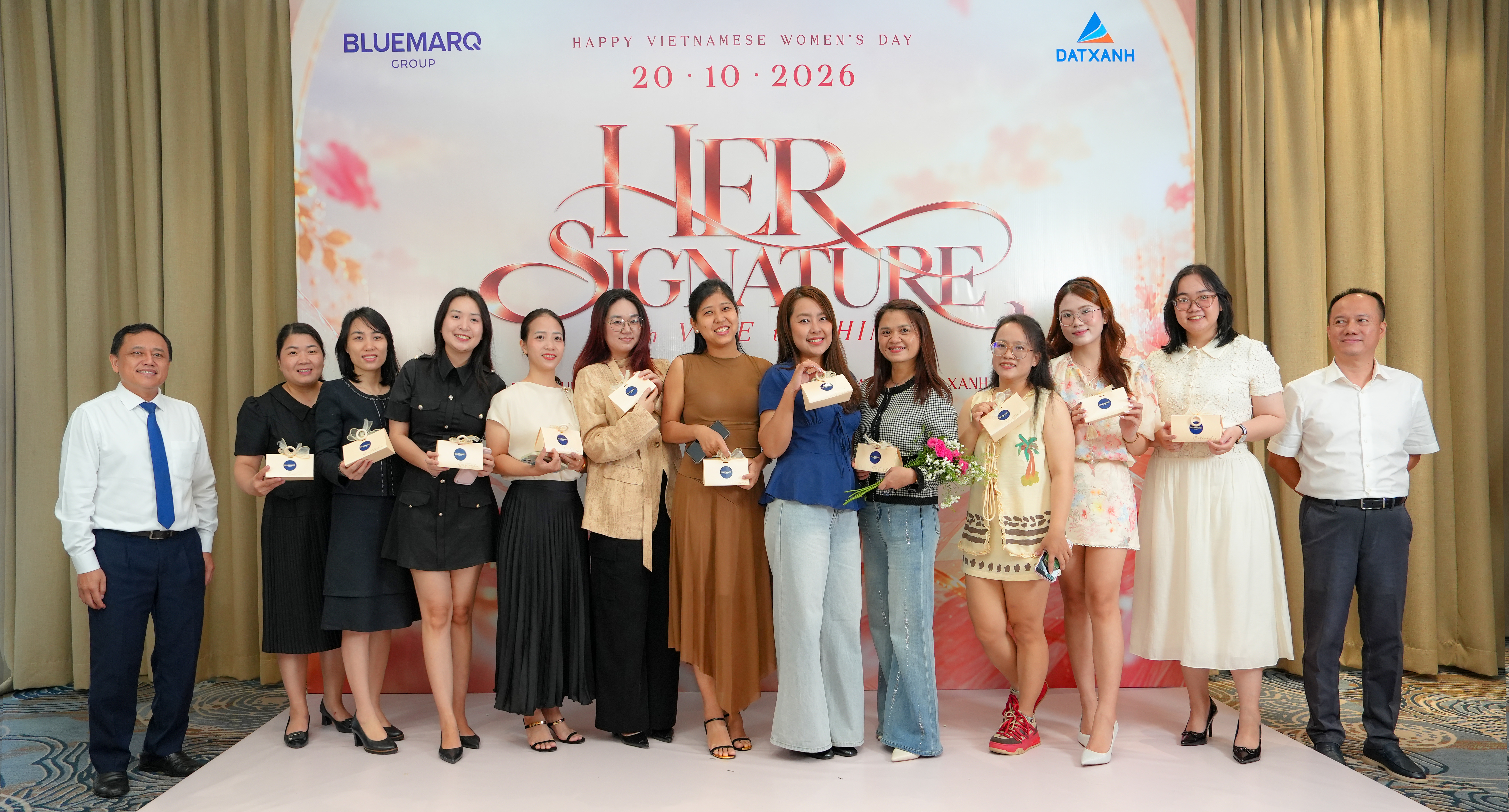 Đại diện BLUEMARQ Group trao quà chúc mừng ngày 20/10 cho các nữ CBNV tại sự kiện HER SIGNATURE