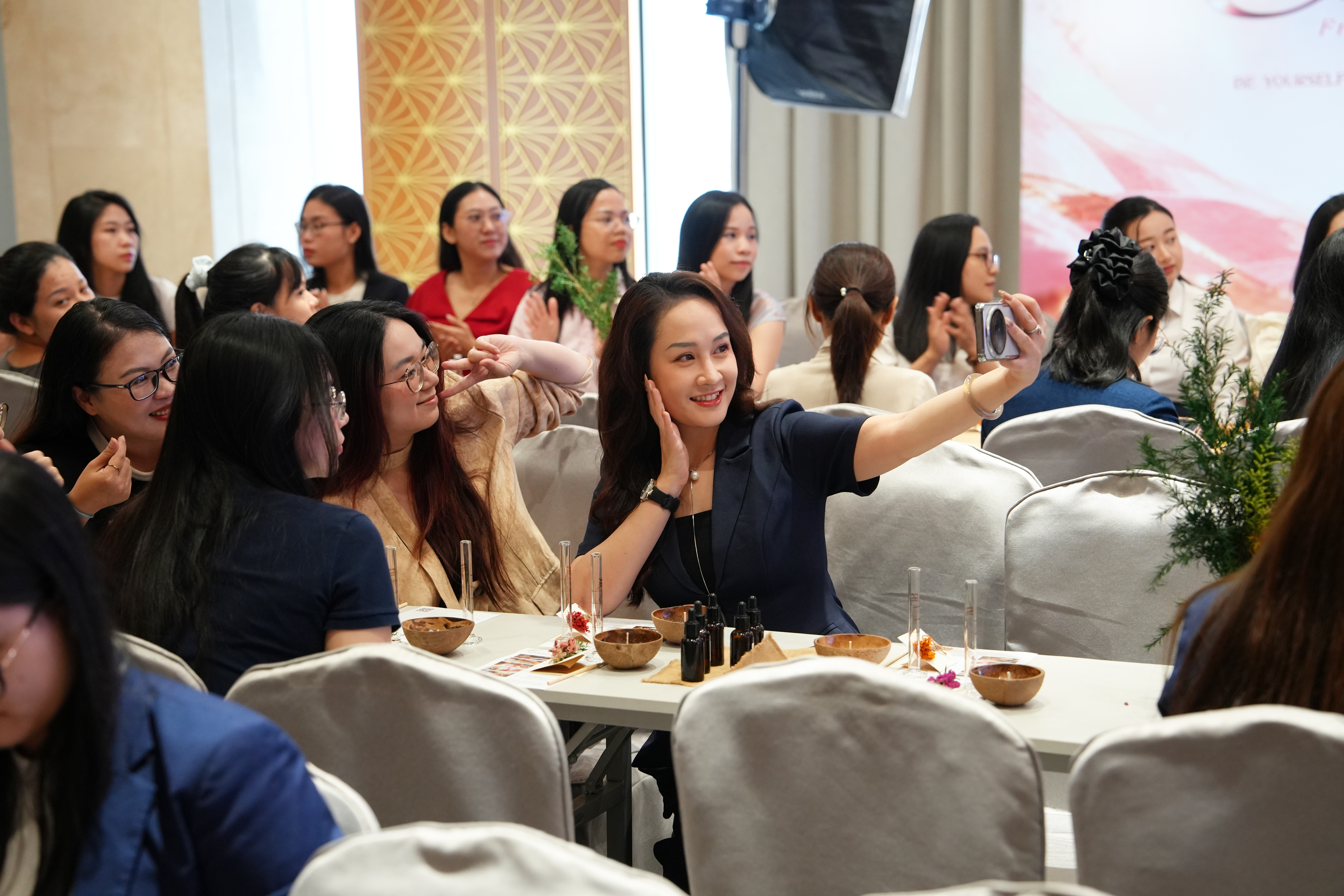 Nụ cười rạng rỡ và khoảnh khắc check-in của các nữ nhân viên BLUEMARQ Group