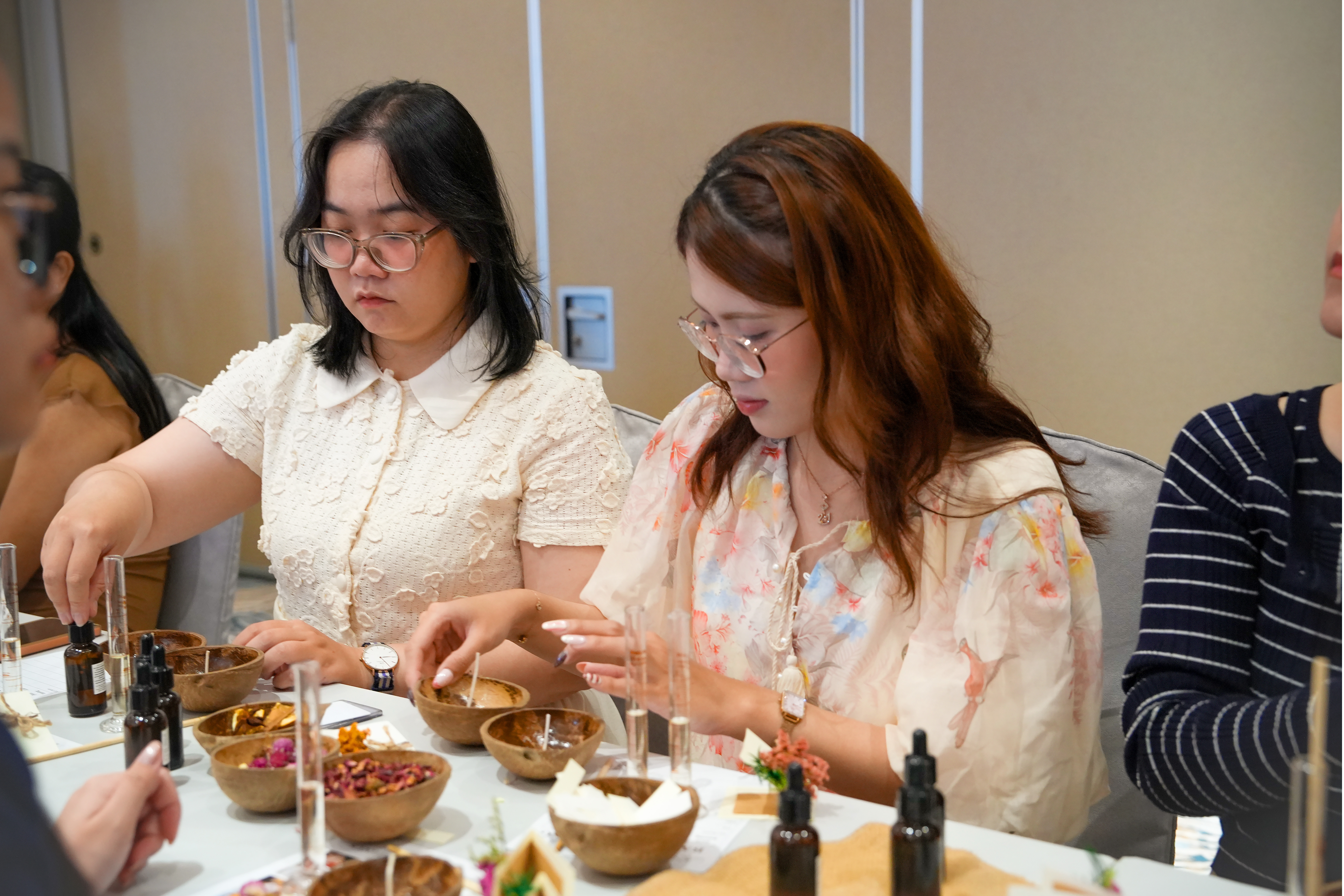 Workshop làm nến thơm sáng tạo và thư giãn tại sự kiện HER SIGNATURE